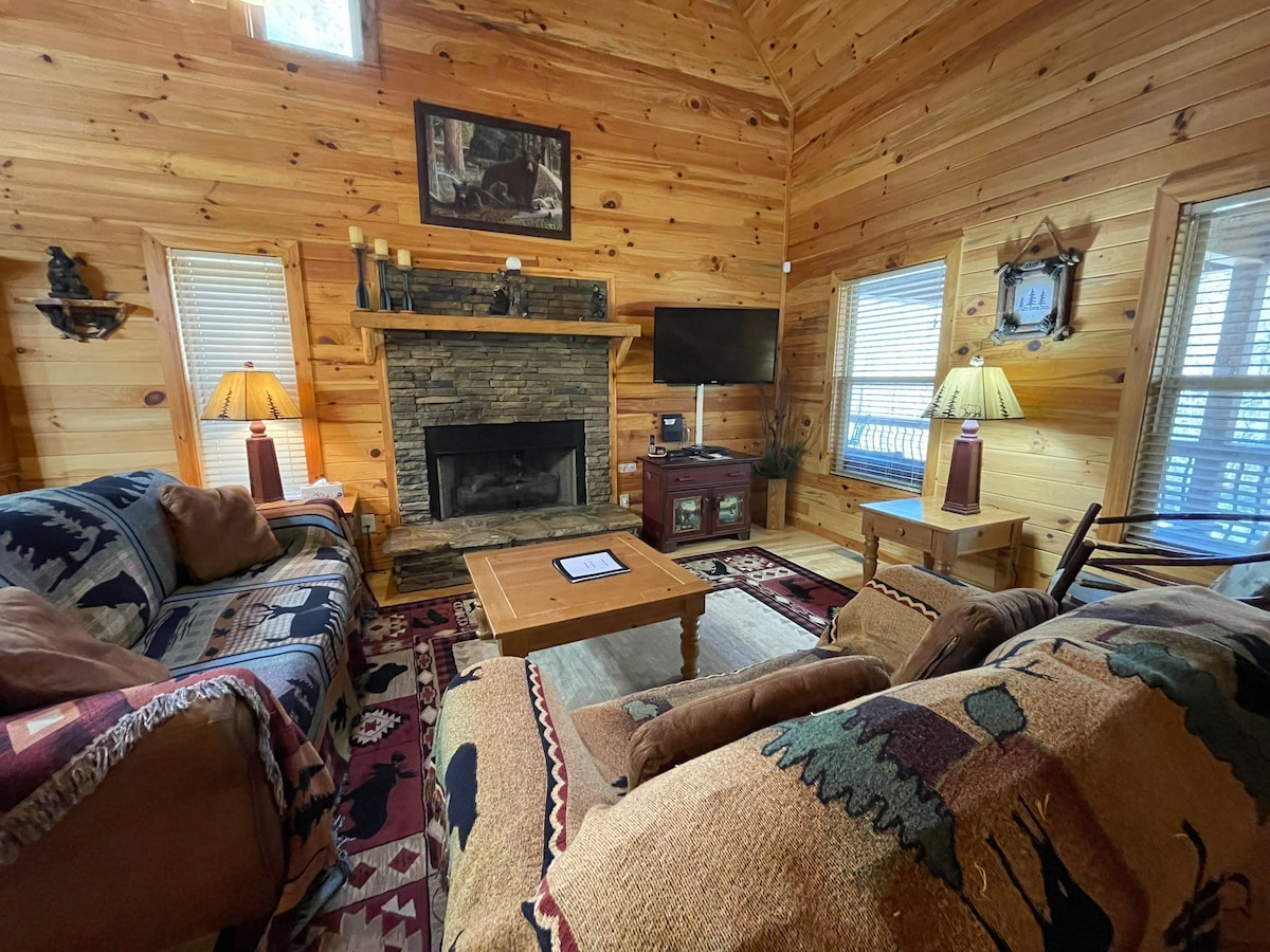 Beautiful cabin 5 bed 3 bath w/ hot tub #17