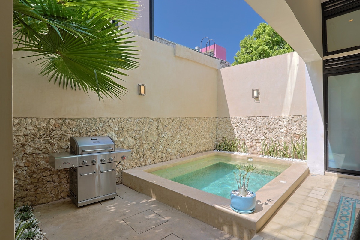 Luxury Home with Rooftop Jacuzzi.
Prime Location!
