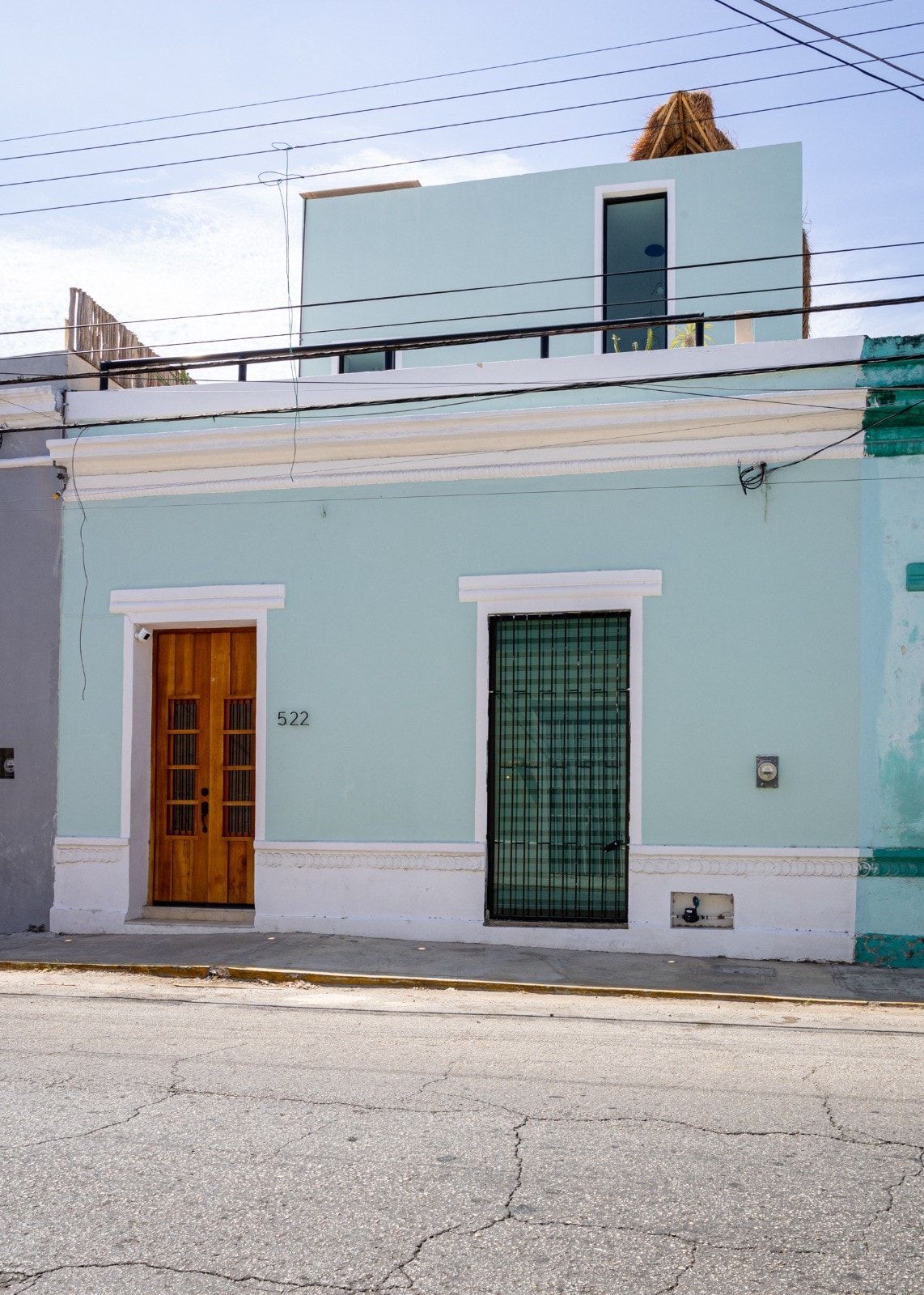 Luxury Home with Rooftop Jacuzzi.
Prime Location!