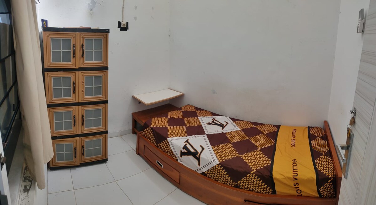 Putri Snow Hostel Semarang Stays