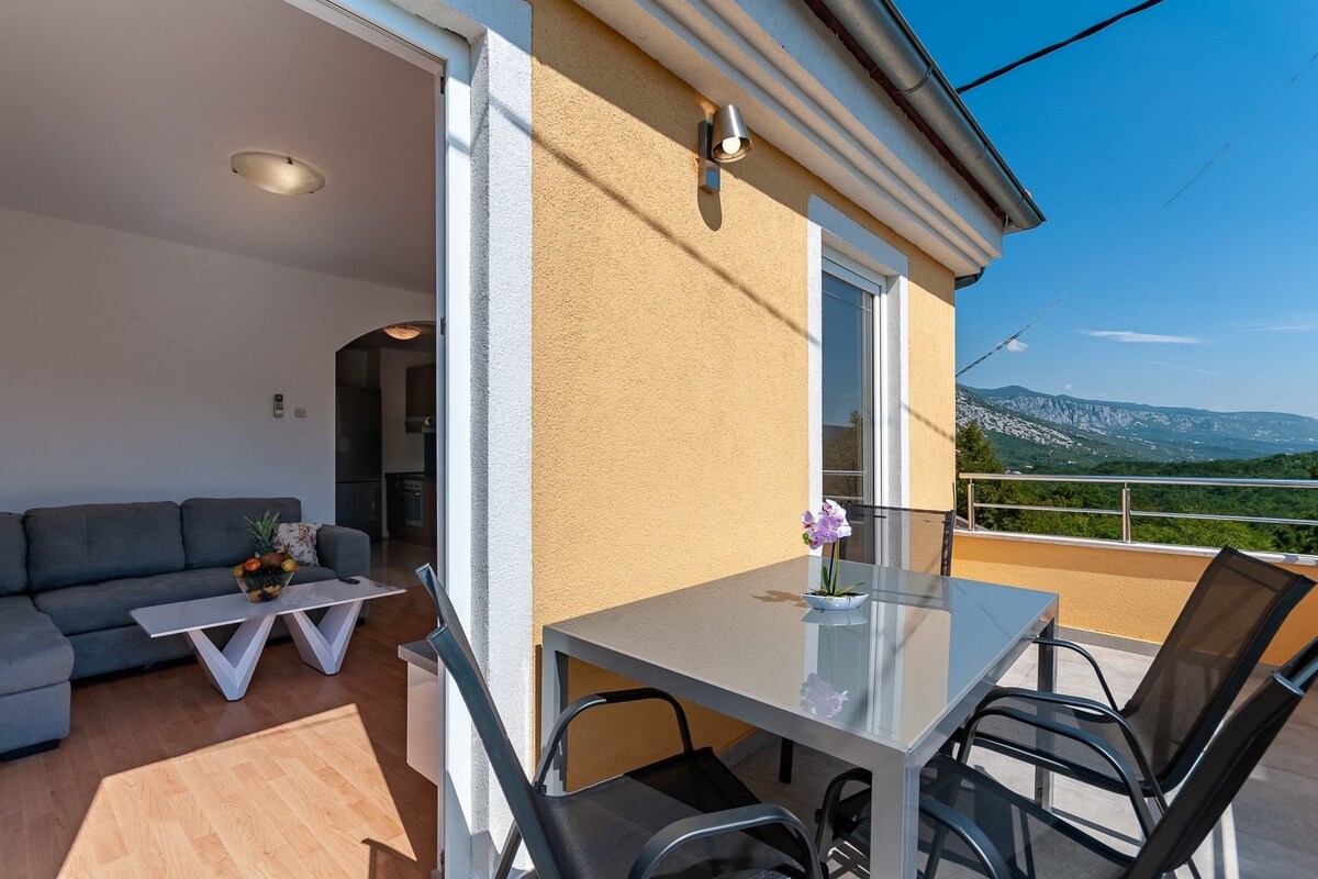 Apartment Wine Fountain with Balcony