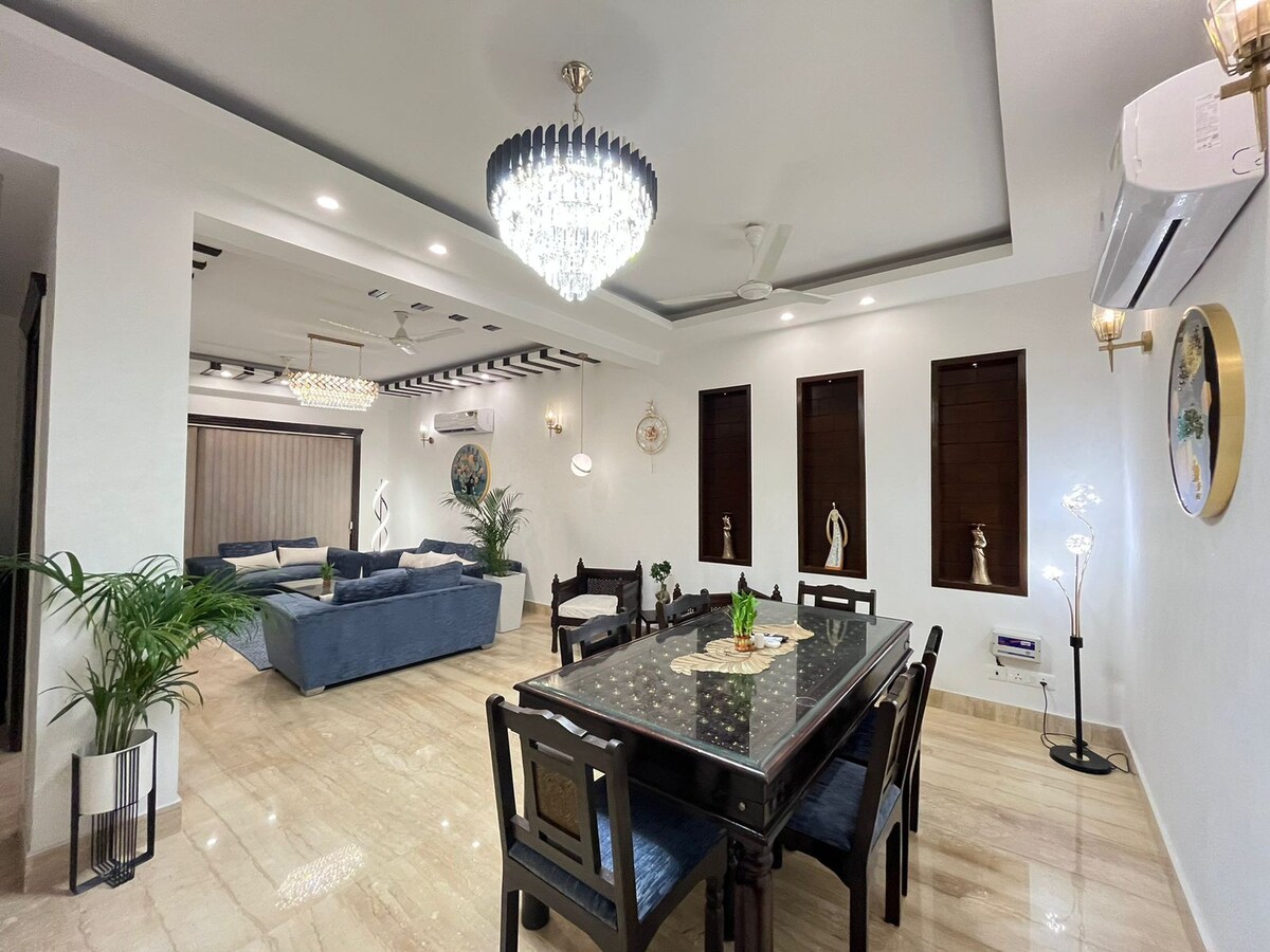 Spacious 3BHK Service apartment in south extension