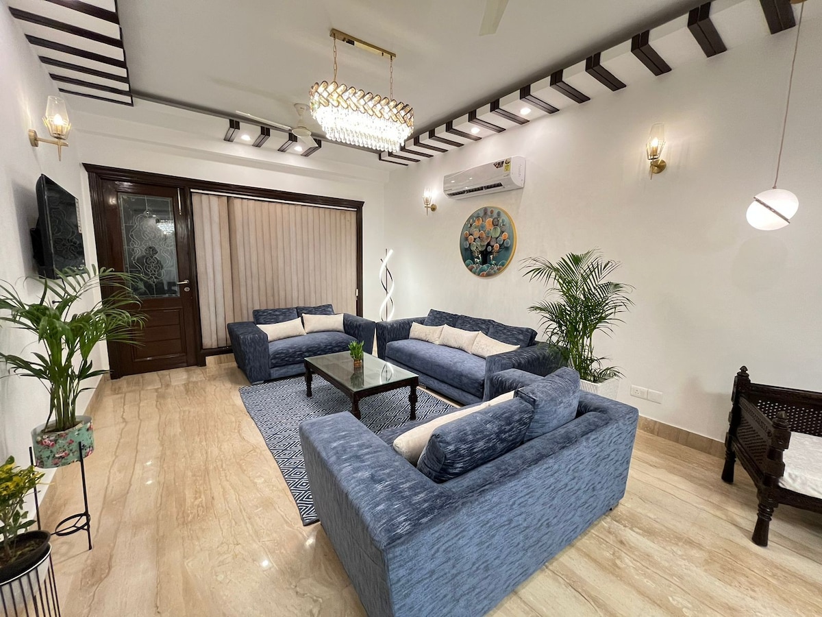 Spacious 3BHK Service apartment in south extension
