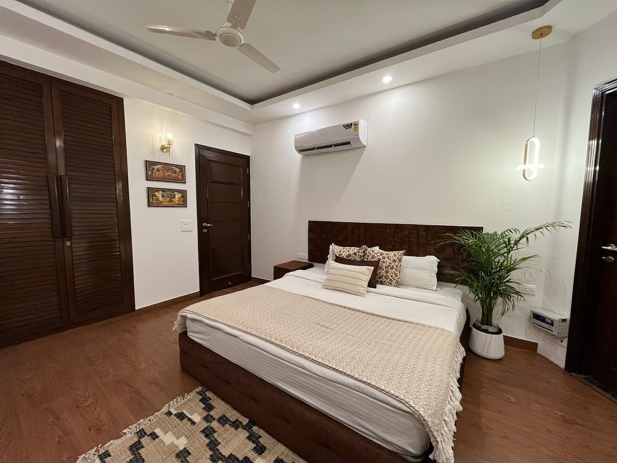 Spacious 3BHK Service apartment in south extension