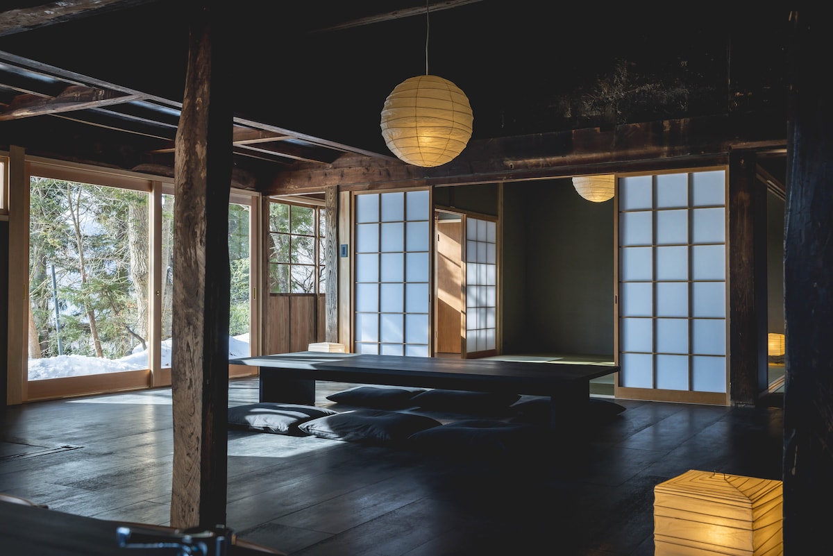 茅草屋顶小屋，靠近桃园神社（ Togakushi Shrine ）。