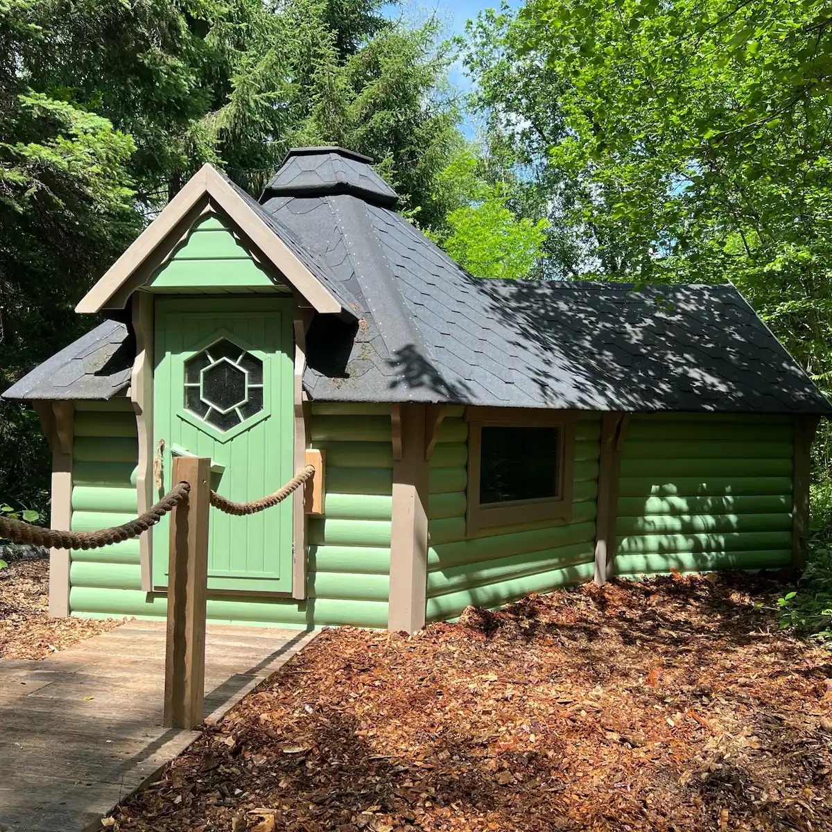 Hobbit House op bosrijke camping