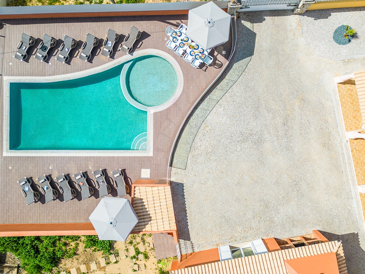 Stunning Villa with Heatable Pool, BBQ, AC, Wi-Fi