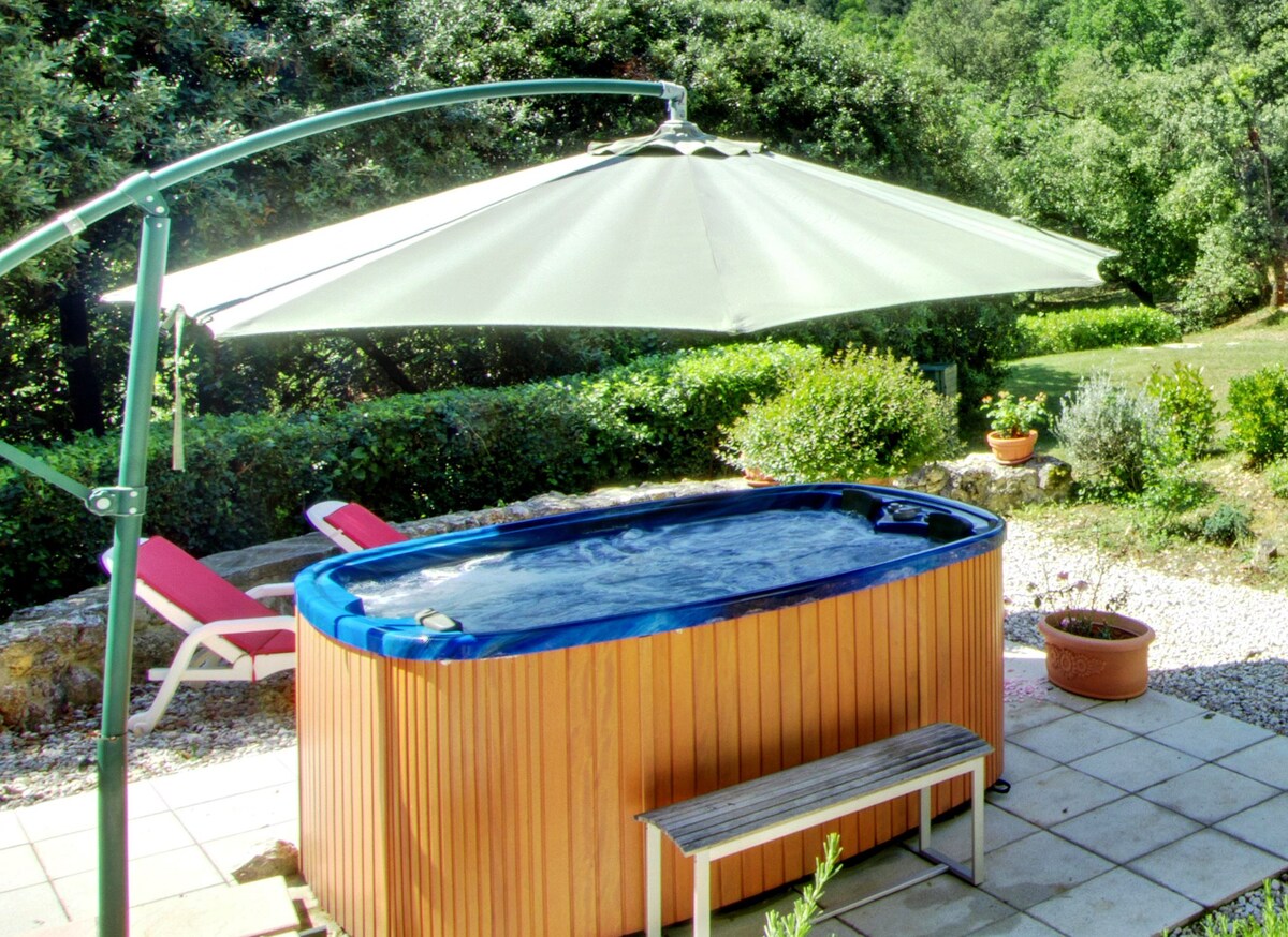 House with pool & hot tub, relaxing area near town