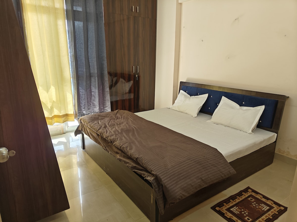 Homestay in 2bhk Royal plaza 6 by Bayweaver Nests.