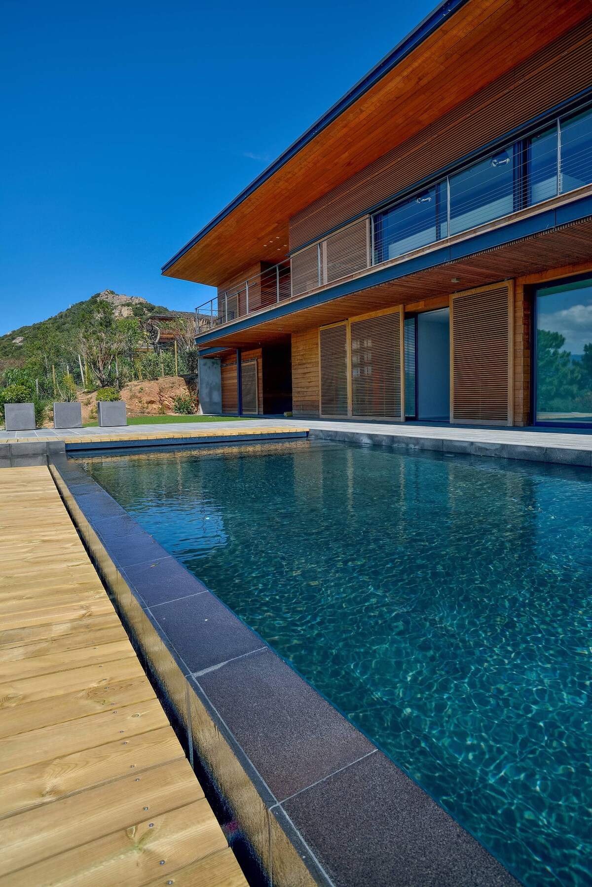 Villa contemporaine avec piscine et superbe vuee