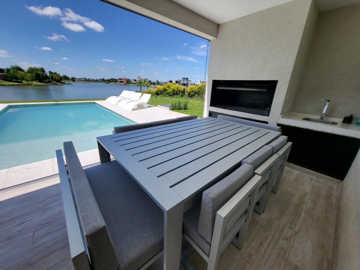 Luxury lake view house (only long term rentals)