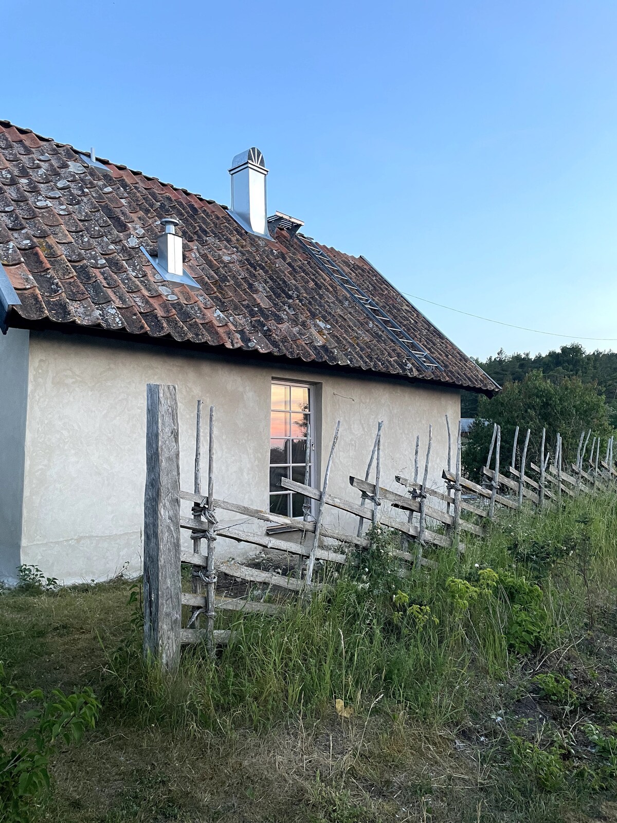 Nyrenoverat stenhus vid havet