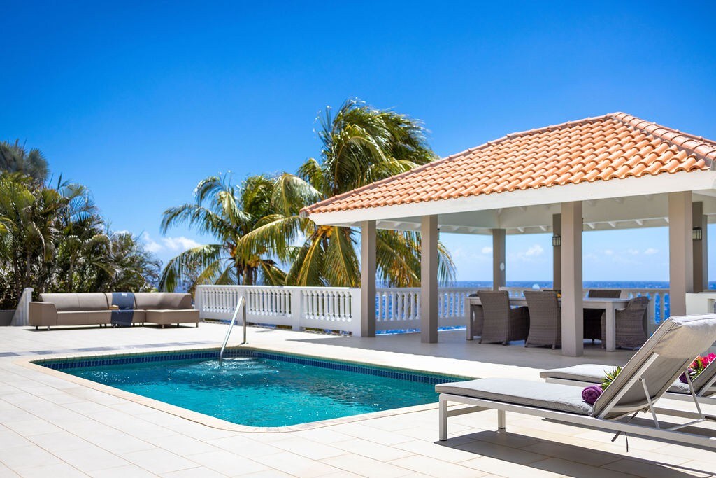 Tropical oceanfront villa w/ private swimming pool