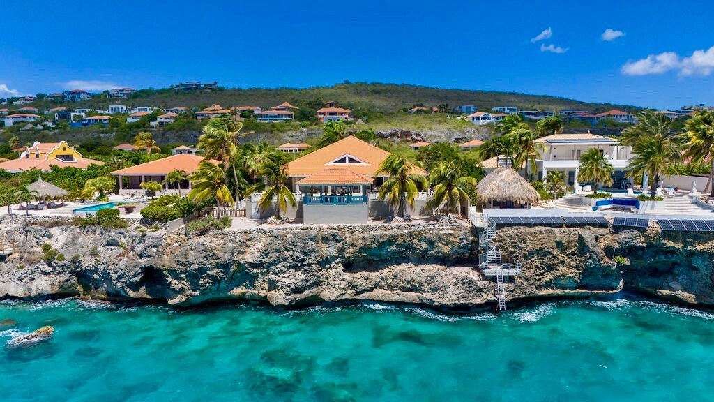 Tropical oceanfront villa w/ private swimming pool