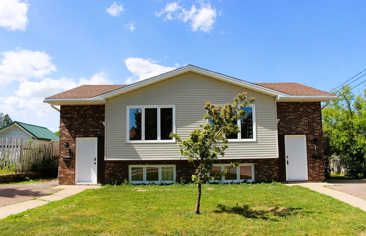 Twin Haven : 2-homes-in-1 - Central Moncton