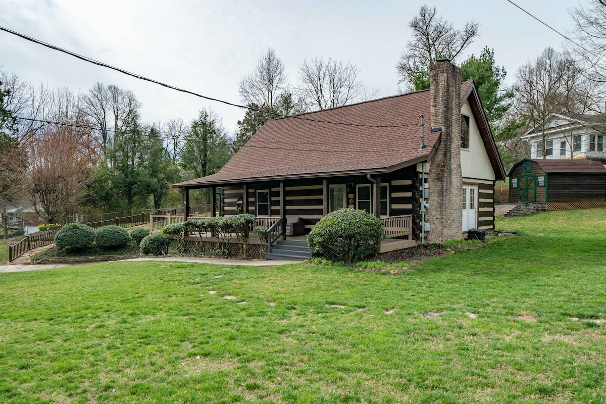 Cabin Retreat w/ Pool in Bristol