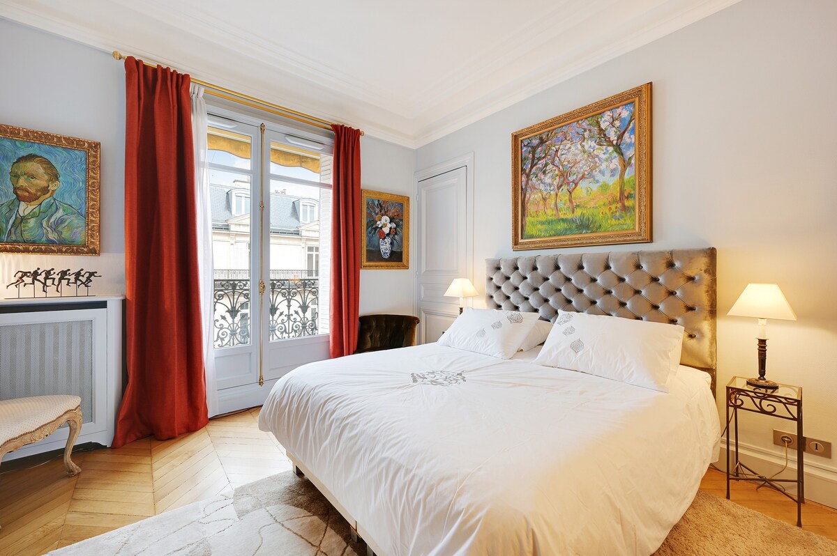 Wonderful Parisian Flat in Marbeuf Street - PARIS