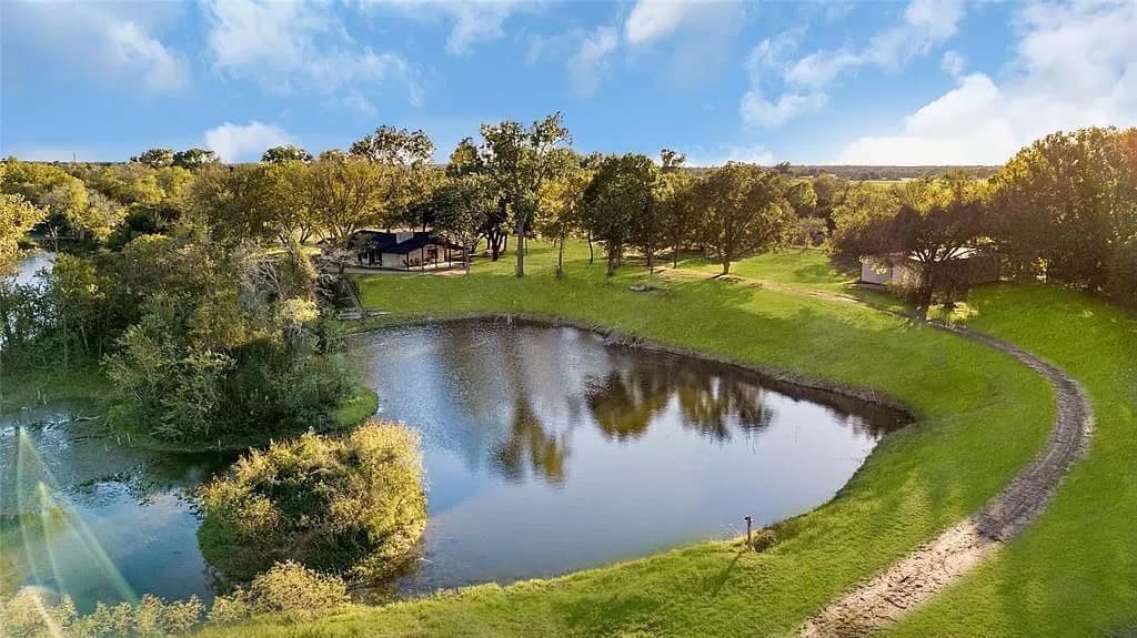 Texas Hideout with private pond