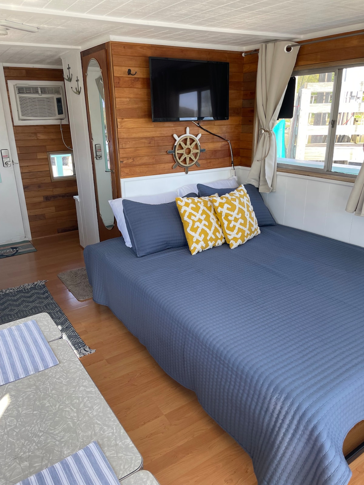 Water's Edge Leisure Houseboat