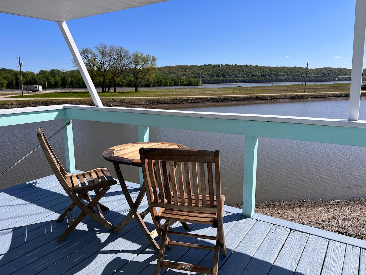 Water's Edge Leisure Houseboat