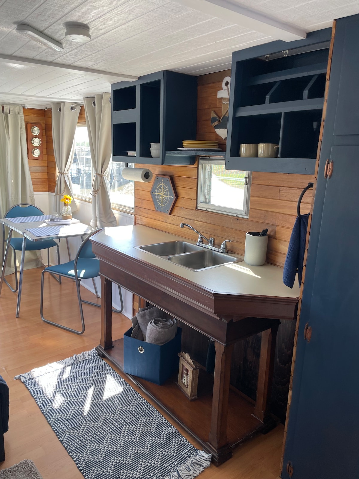 Water's Edge Leisure Houseboat