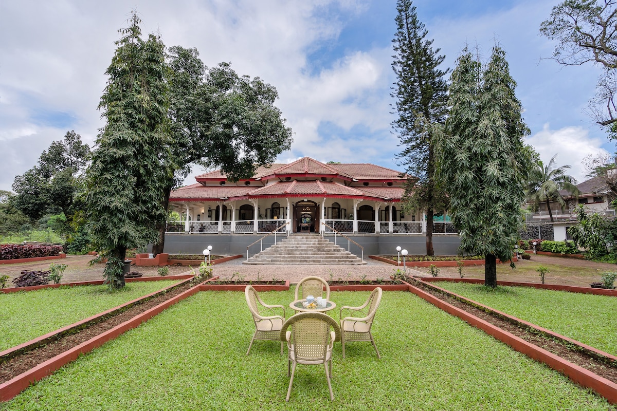 4BR heritage villa in Khandala with large Lawn