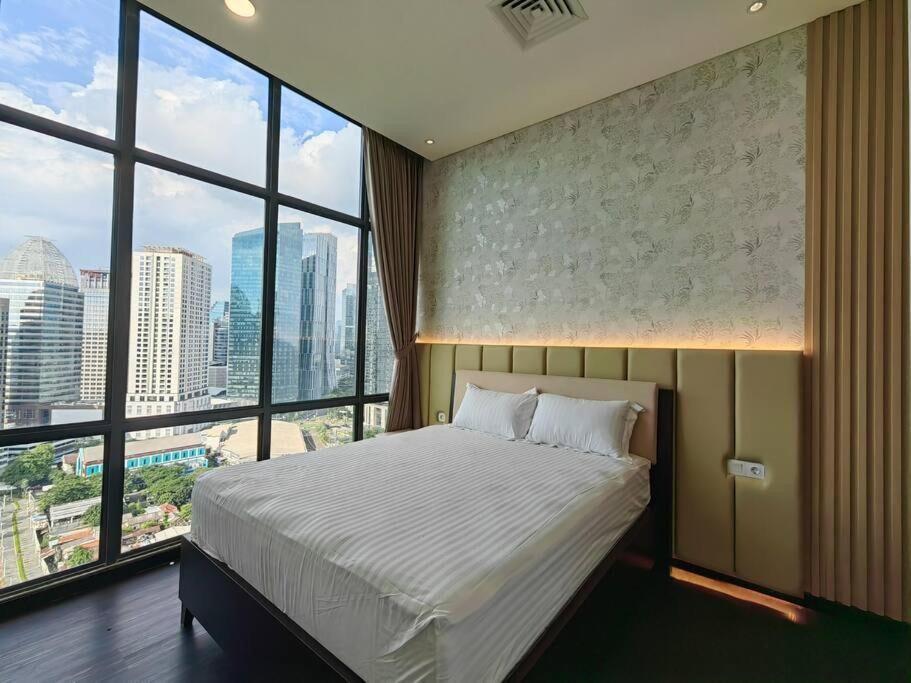 Penthouse Luxury is set 1.4 km from Pacific Place