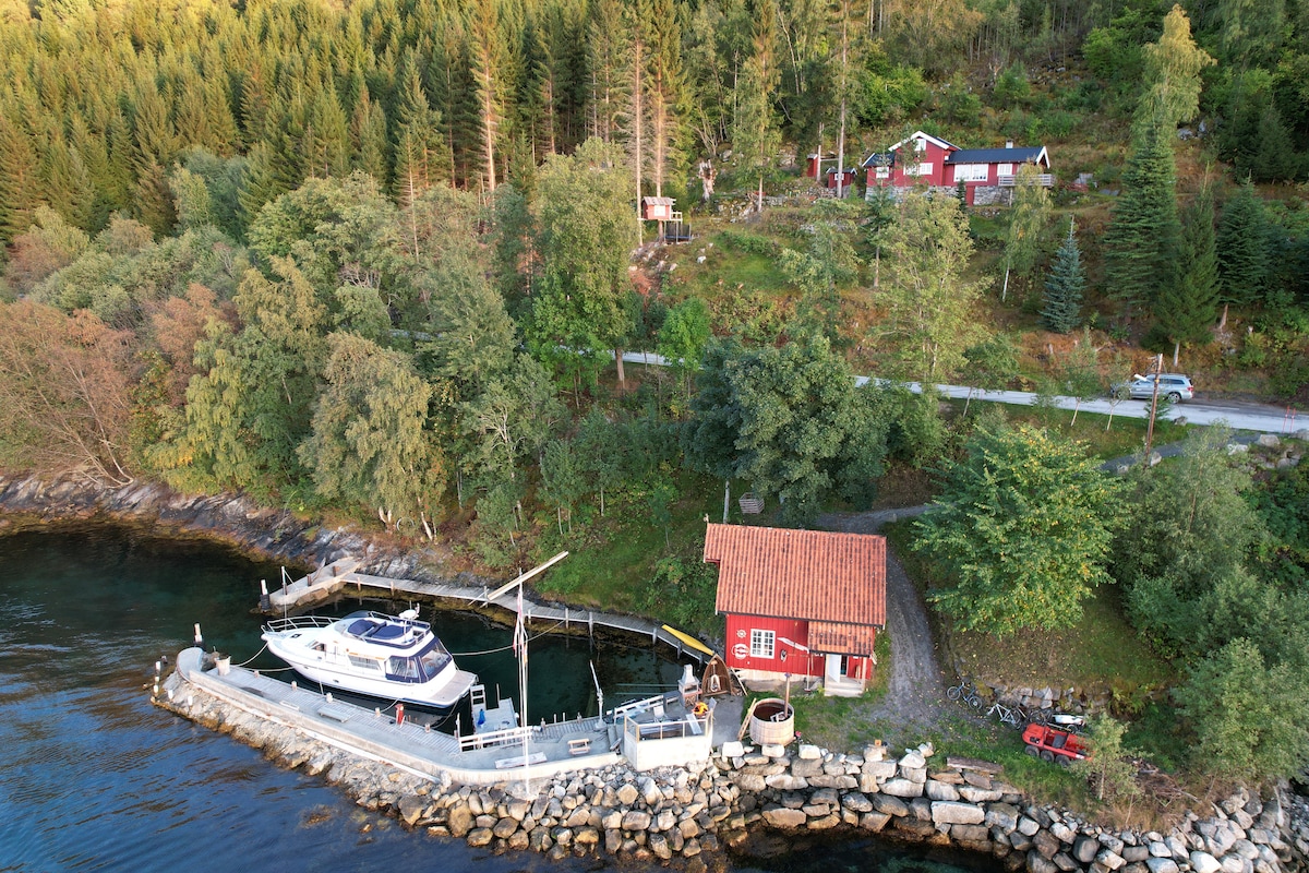 Hytte med naust og eigen molo