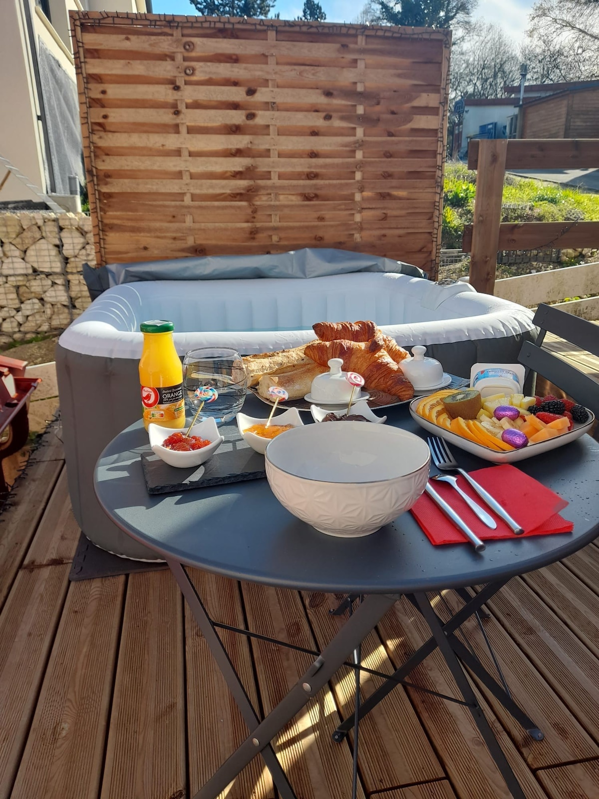 Cabane avec jacuzzi et piscine