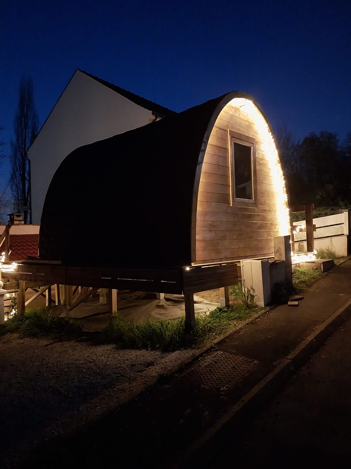 Cabane avec jacuzzi et piscine