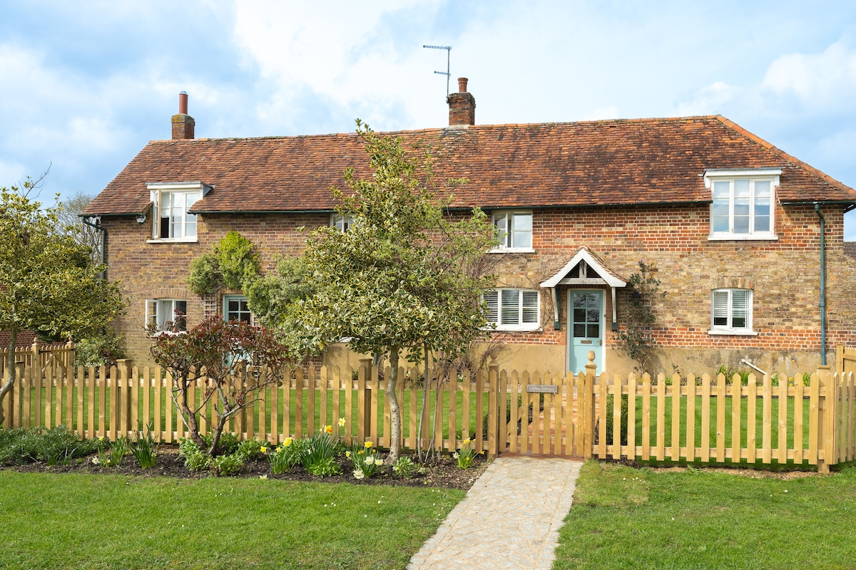 Charming 4 Bed Cottage in Herts Countryside