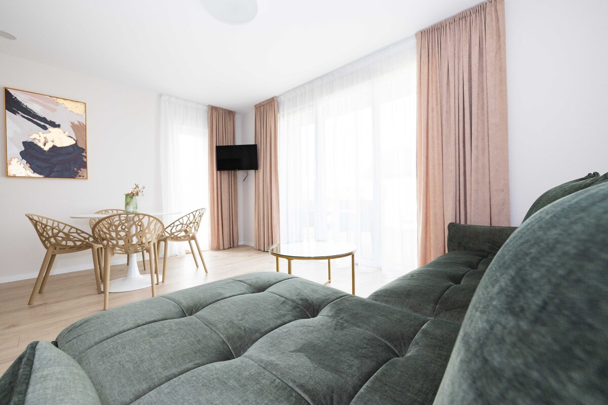 Brand New/Apt W/Terrace, By Cohost