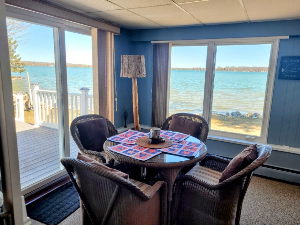 Lakefront Oasis: Sandy Beach and Pontoon