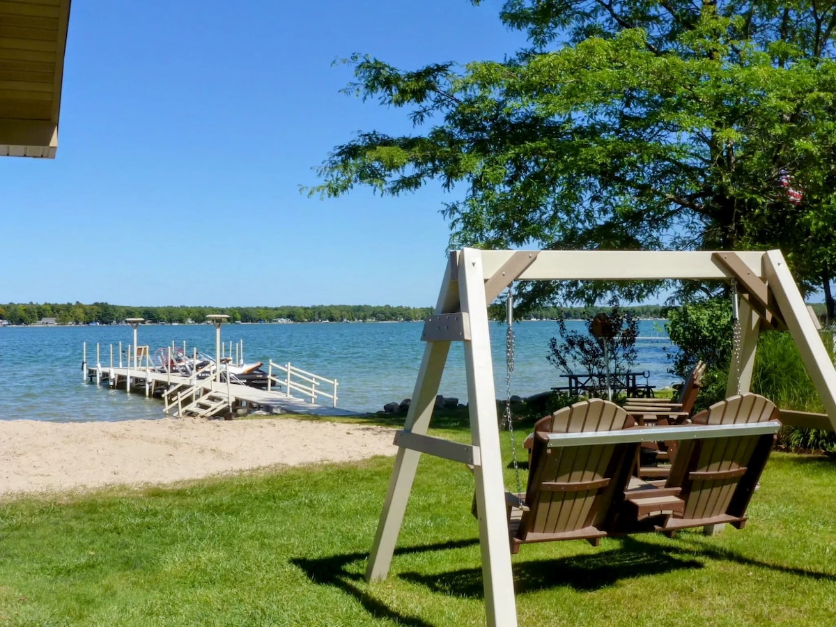 Lakefront Oasis: Sandy Beach and Pontoon