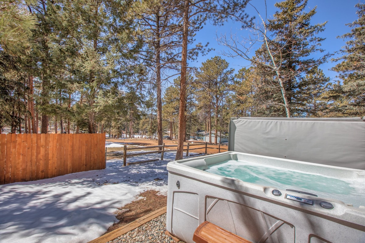 New! Hot tub, Fireplace, Dogs allowed, Sleeps 6