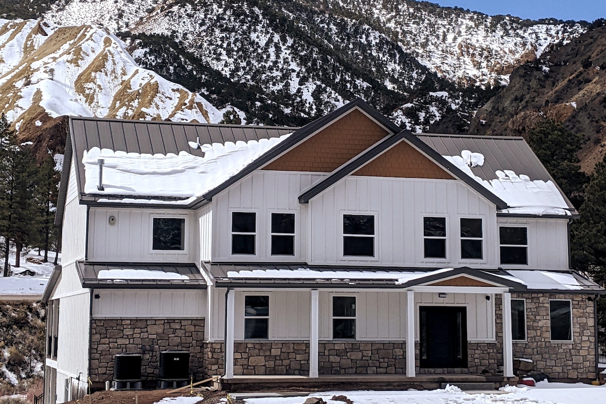 Spacious Lodge viewing the Big Rock Candy Mountain