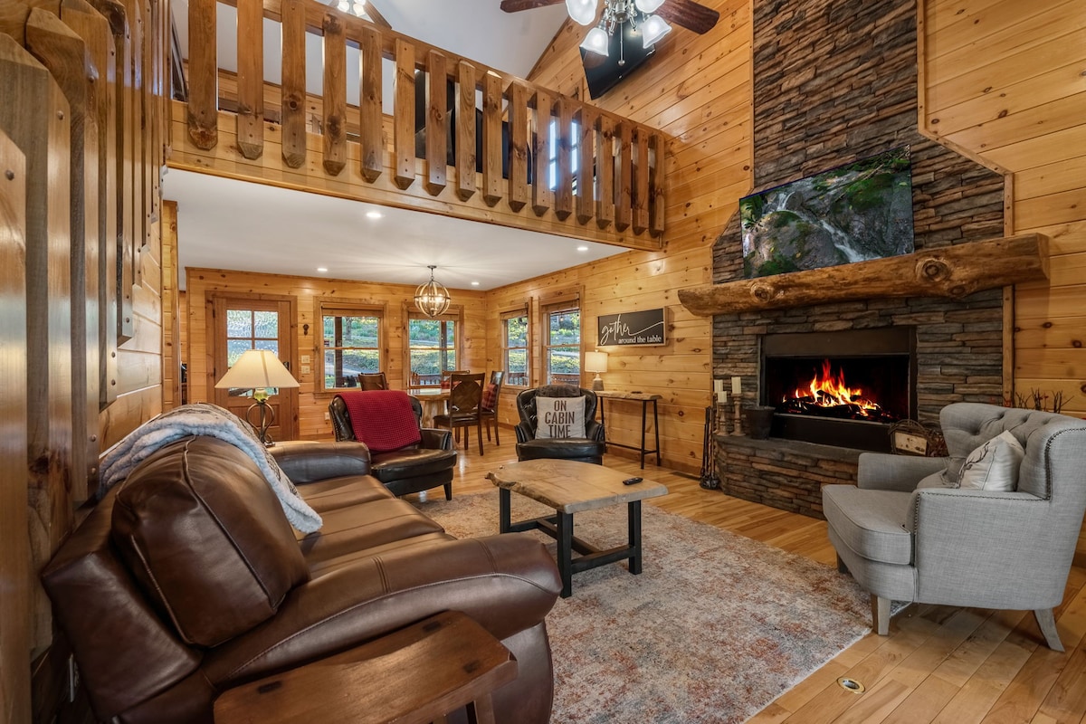 Spacious Family Cabin - Game Room Fire Pit Hot Tub