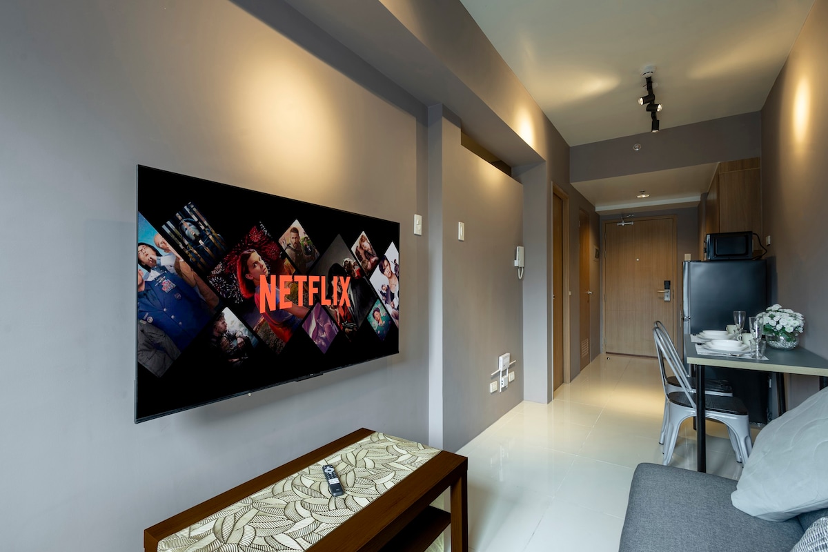 New Luxe 1BR @ Shore3, 4 pax w 55"TV+ Netflix!