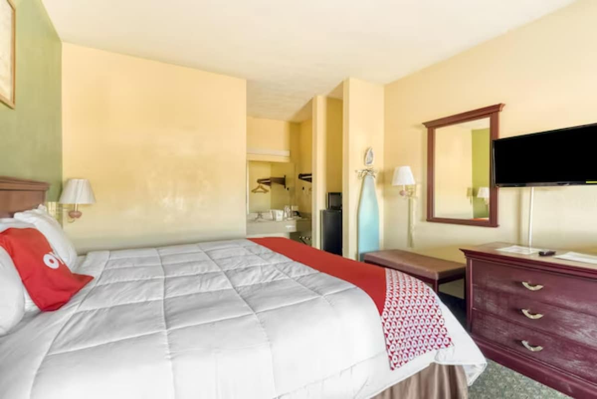 Hotel Grenada West King Bed Accessible