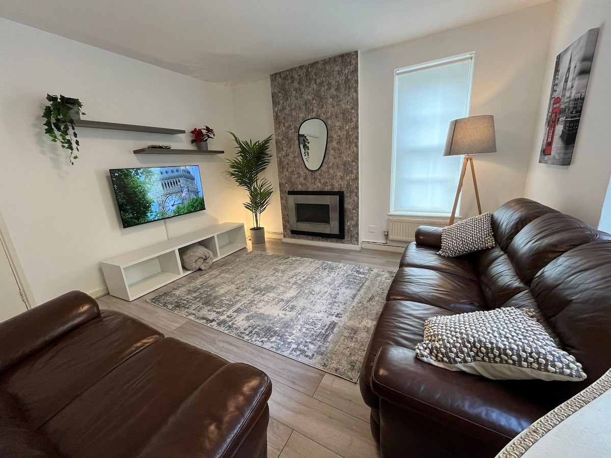 City Charm: Spacious 3-Bed with Garden Oasis