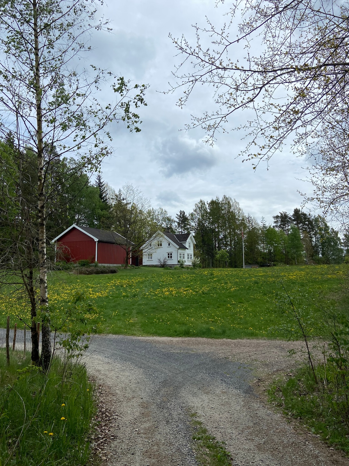 Sjarmerende gårdshus, nydelig beliggenhet