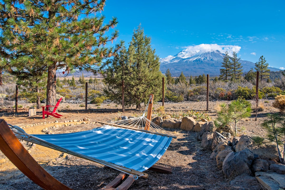 Stunning Top Floor Retreat at base of Mount Shasta