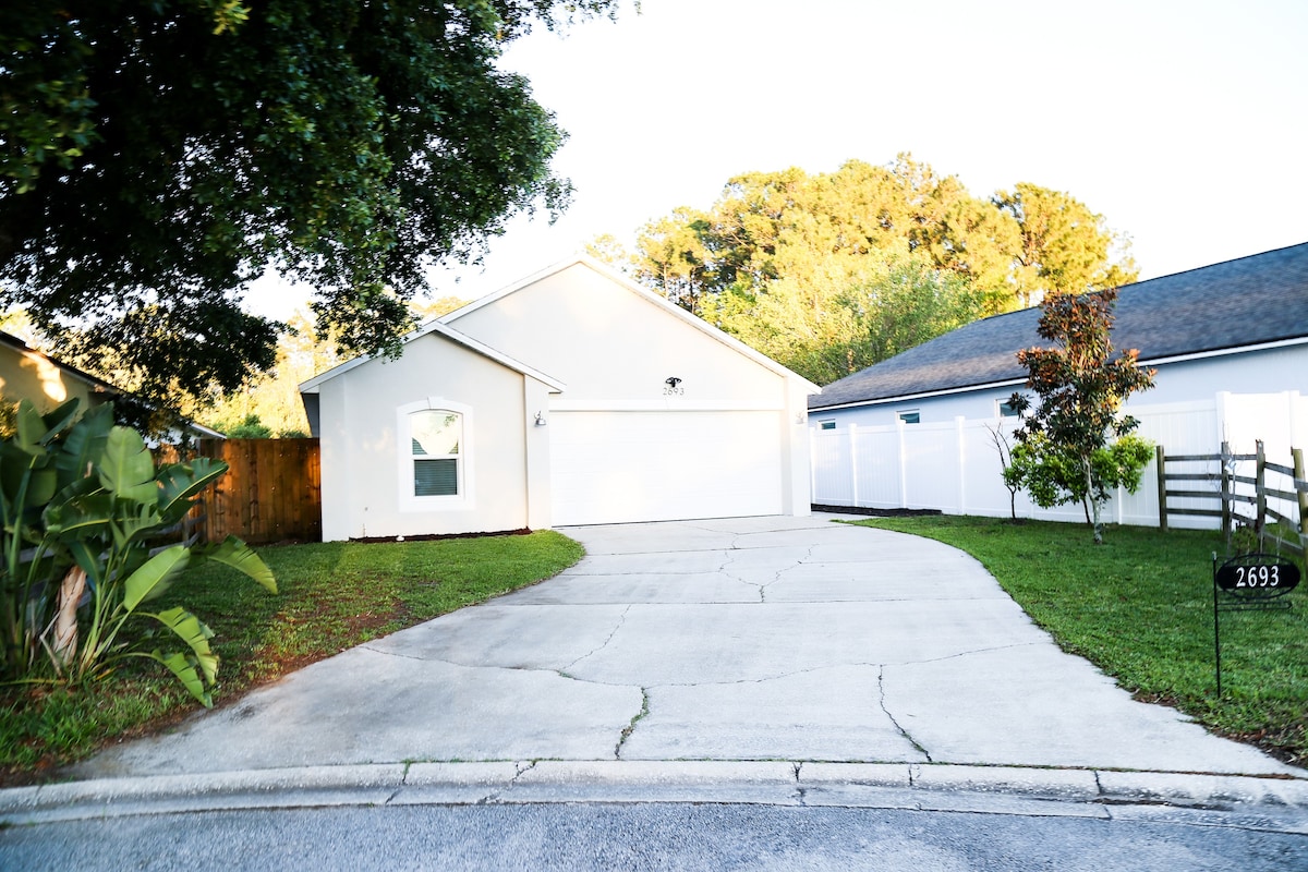 Sunny Sandalwood | Modern Home near Town Center