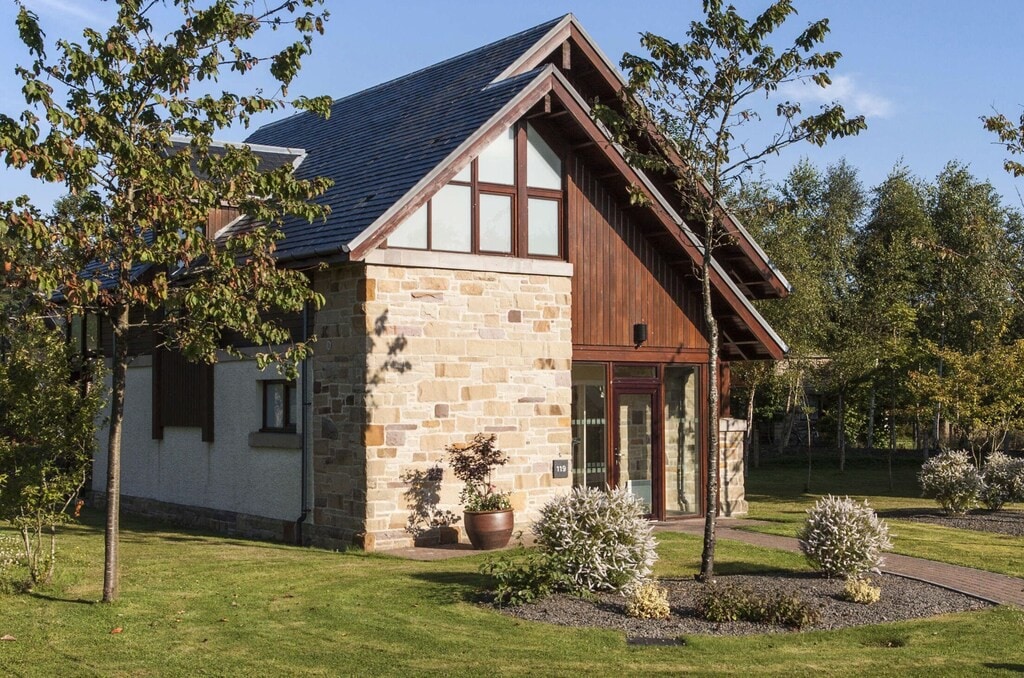 Detached Cottage by Loch Lomond