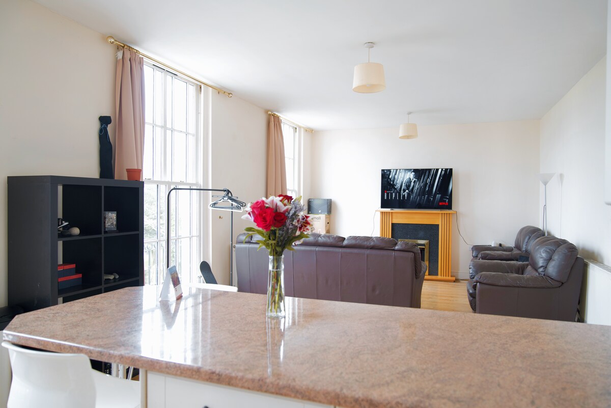 Spacious 2 Bed 2 Bathroom Flat in Centre Douglas