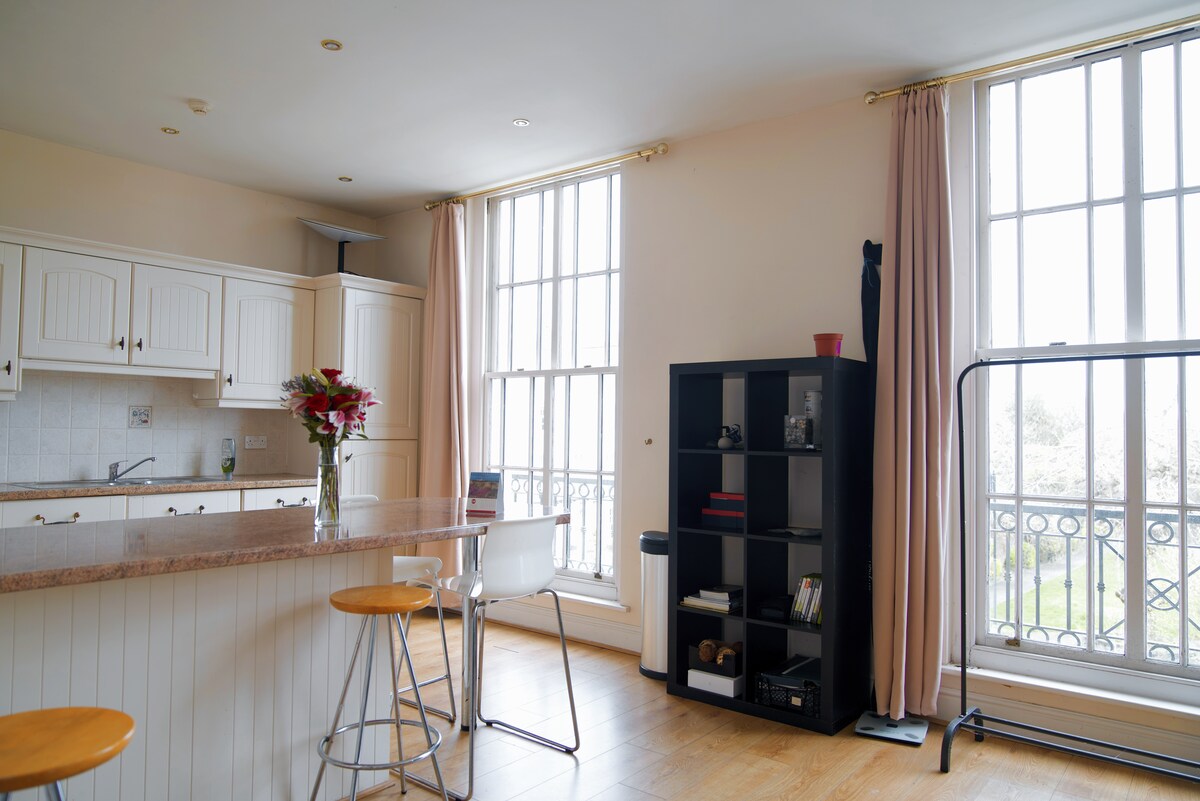 Spacious 2 Bed 2 Bathroom Flat in Centre Douglas