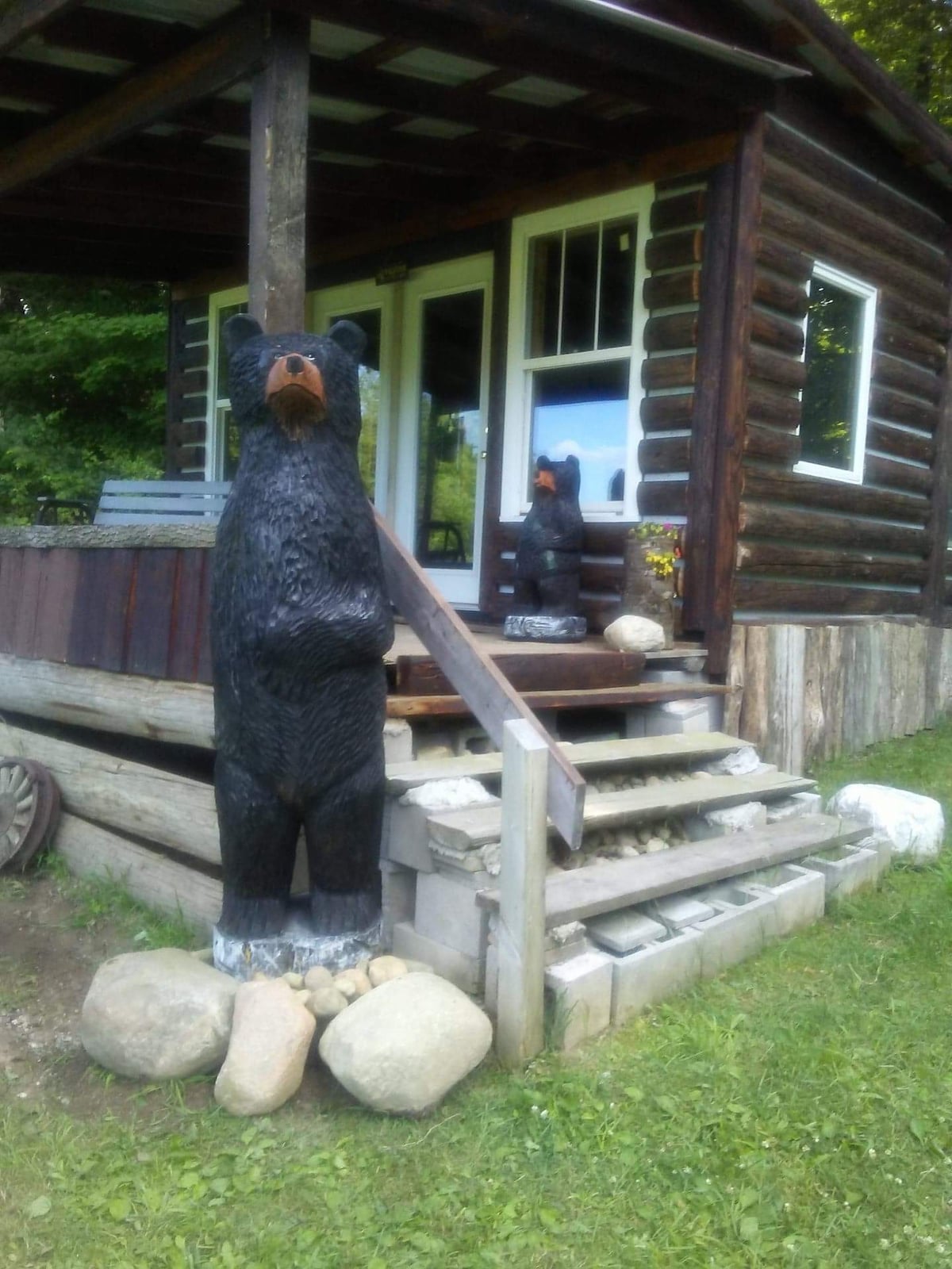Riverside cabin
Bear cabin
