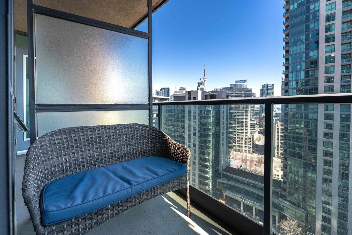 CN Tower | Lake Views | Free Parking | WFH Space