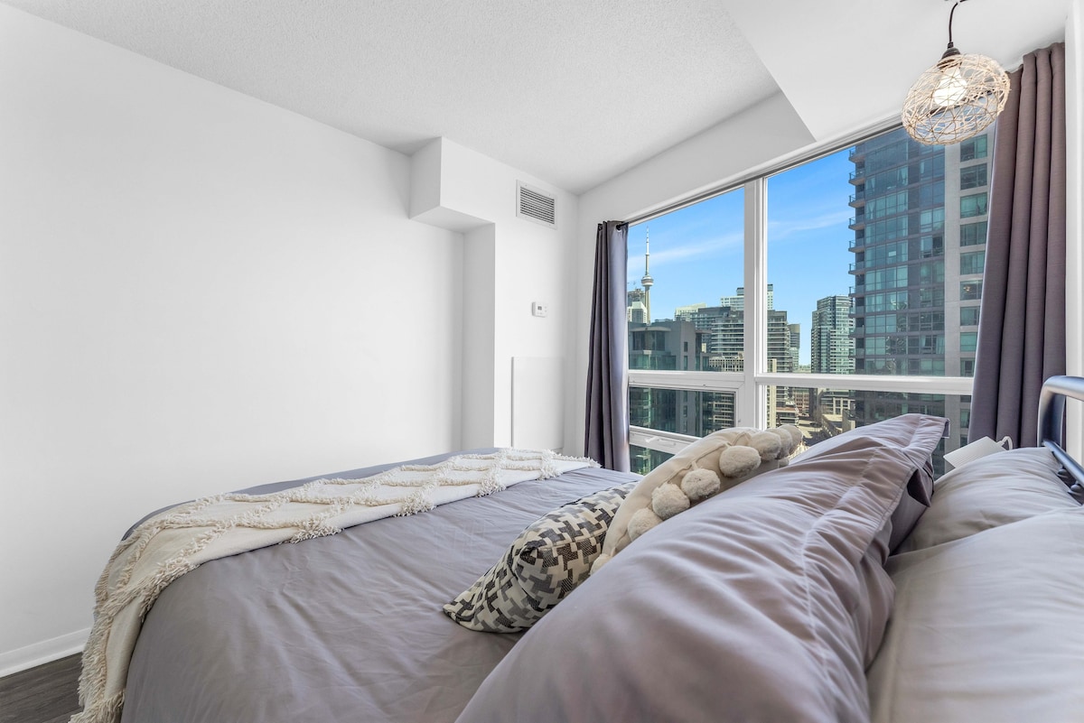 CN Tower | Lake Views | Free Parking | WFH Space