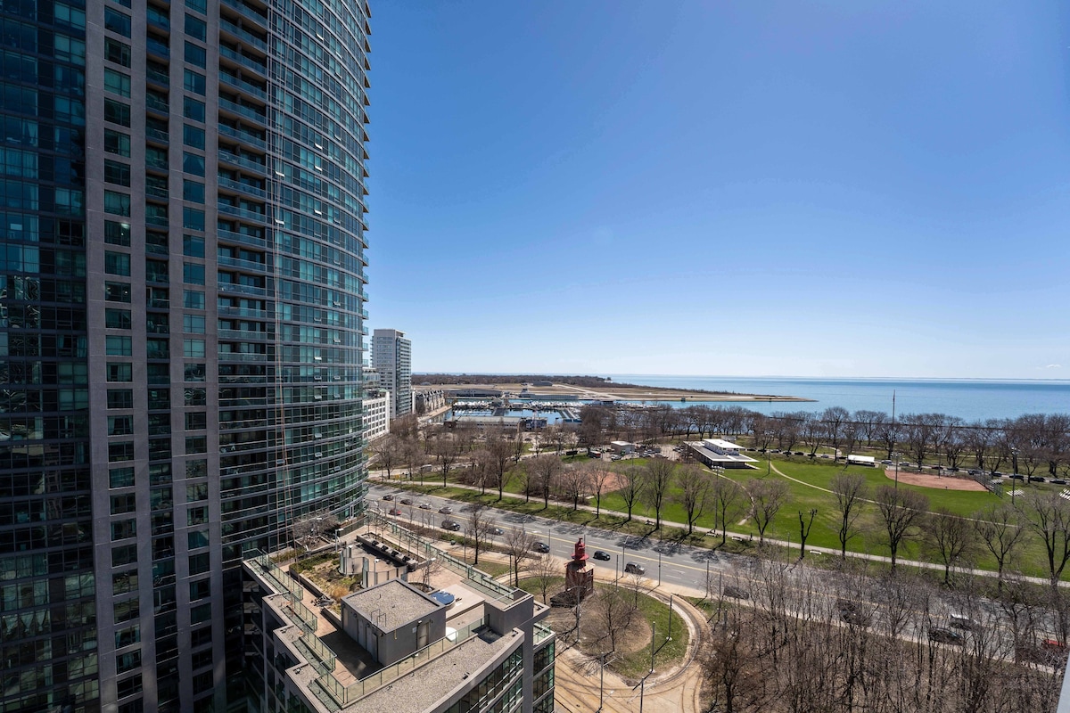 CN Tower | Lake Views | Free Parking | WFH Space